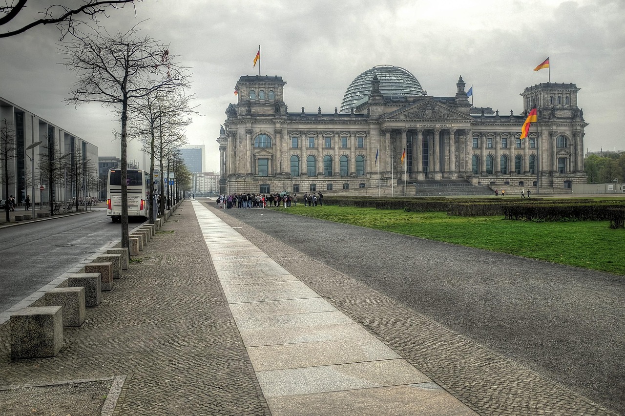 entdecken sie den reichstag in berlin, ein historisches wahrzeichen und sitz des deutschen bundestags, bekannt für seine beeindruckende glaskuppel und seine bedeutende geschichte.