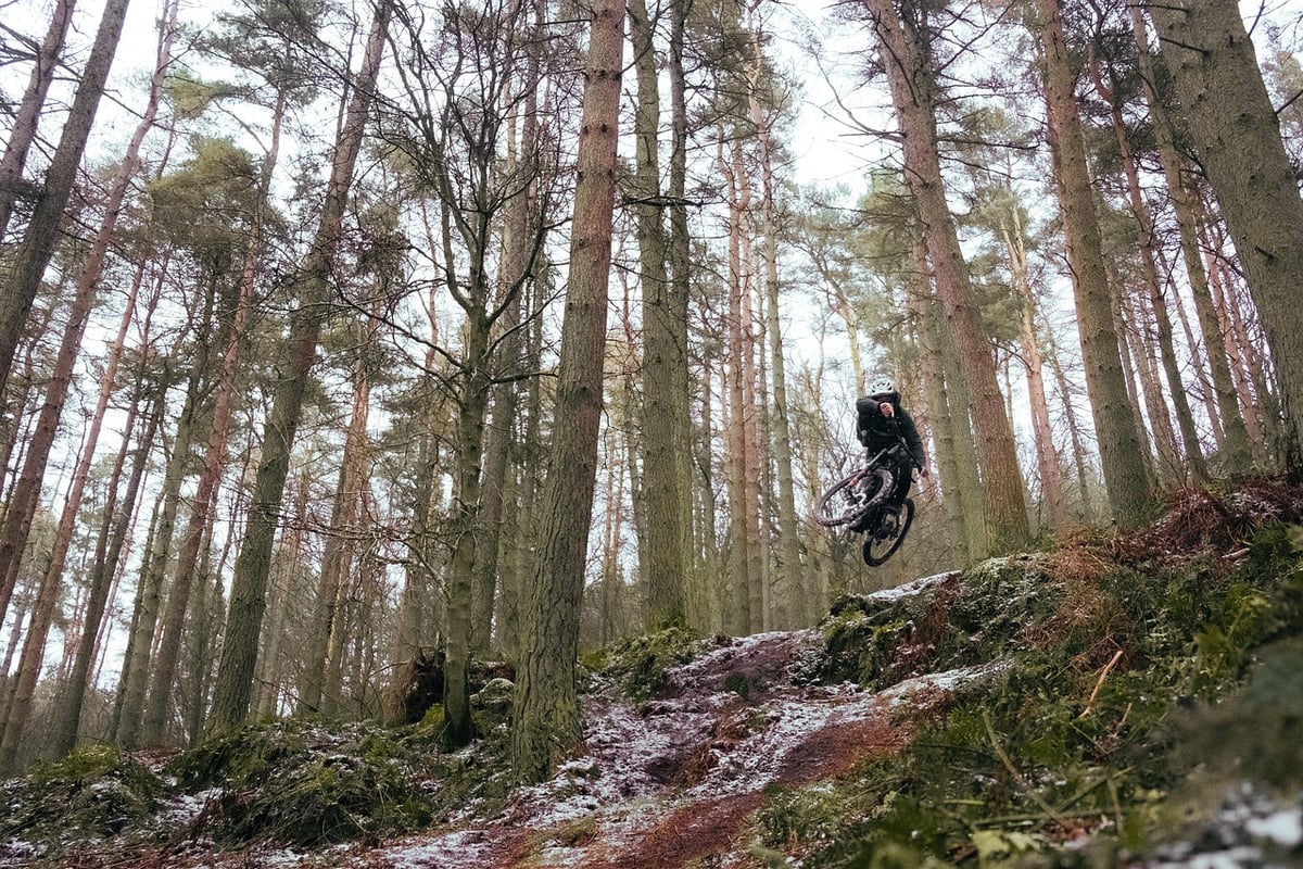Auf der Suche nach unvergesslichen Mountainbike-Momenten: Zwei Abenteurer im Riesengebirge