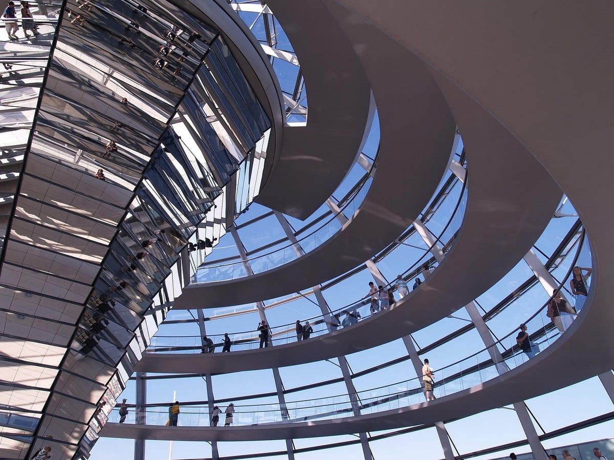 Deutschland-Blog: Entwarnung nach Alarm im Reichstagsgebäude – Einsatzkräfte vor Ort beruhigen Lage