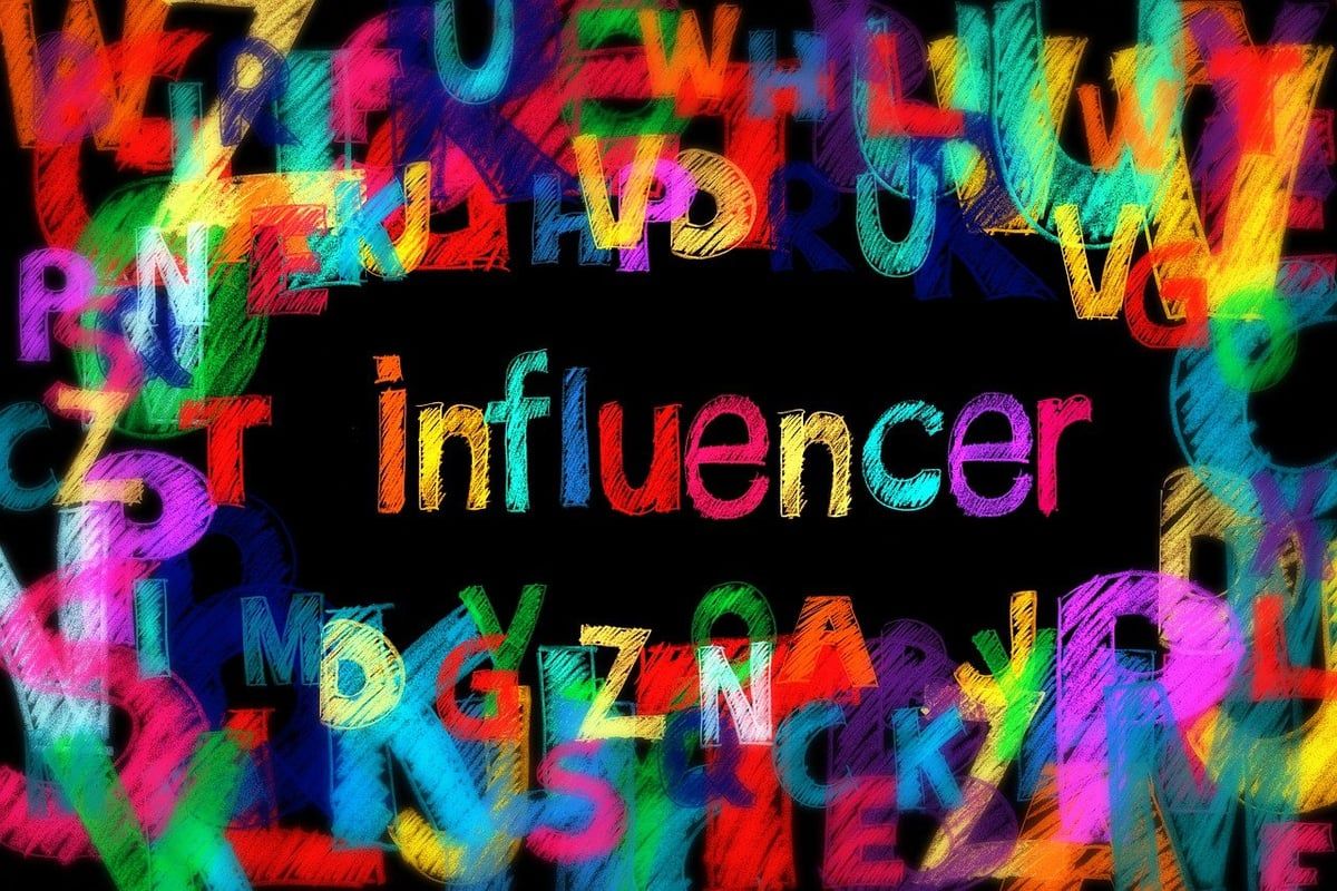 Die Kunst der Inszenierung: Wie extrem rechte Influencerinnen junge Erwachsene im Netz anziehen